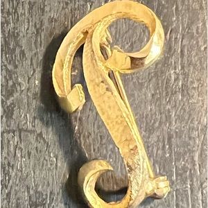 ONE PRE-OWNED 1-1/2” GOLDTONE INITIAL P BROOCH CTM2